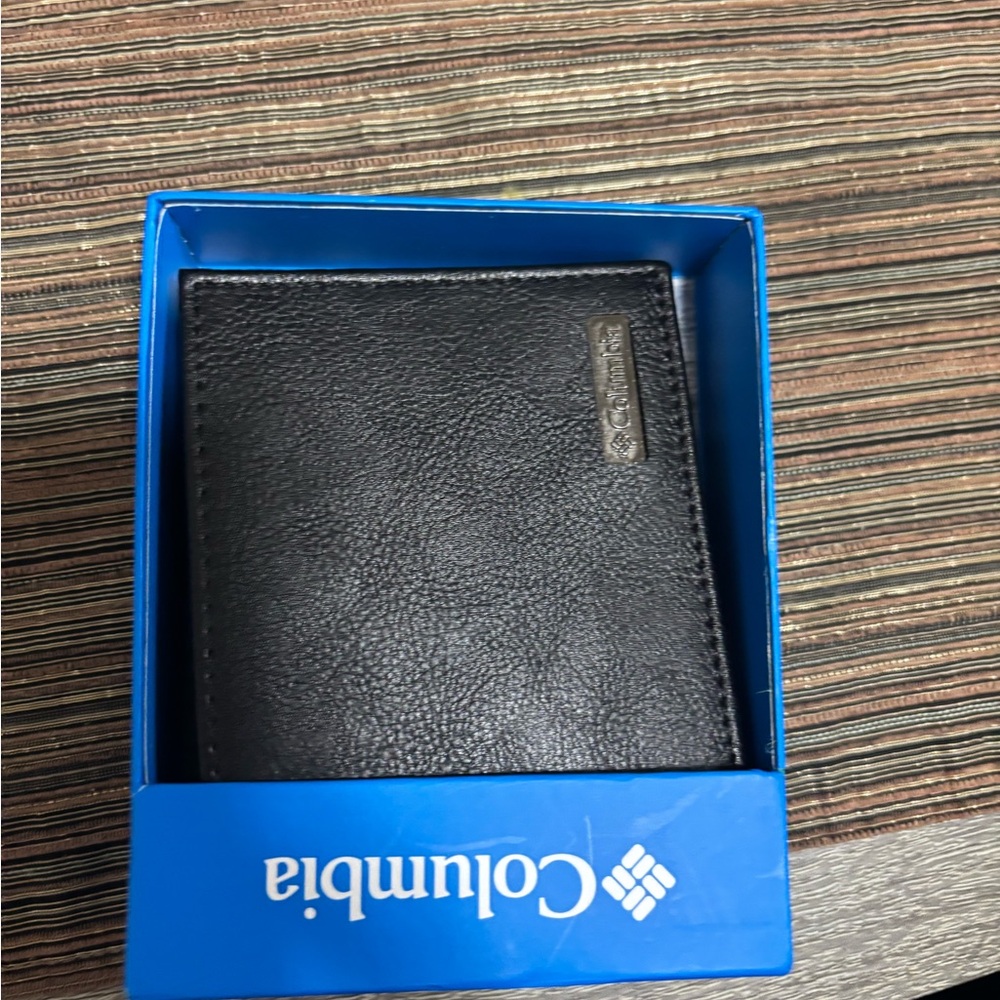 Black Columbia Leather Bifold Wallet with Subtle Grain Texture
